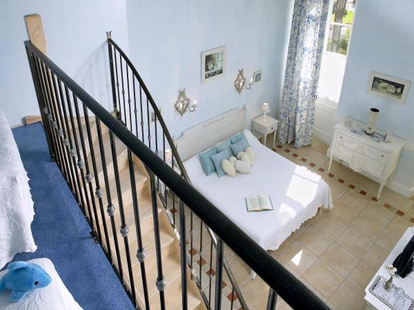 Hôtel l'Orangeraie : photo 1 de la chambre chambre familiale avec terrasse - vue sur parc et piscine