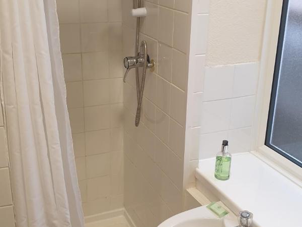 HOTEL242 : photo 4 de la chambre chambre triple avec douche