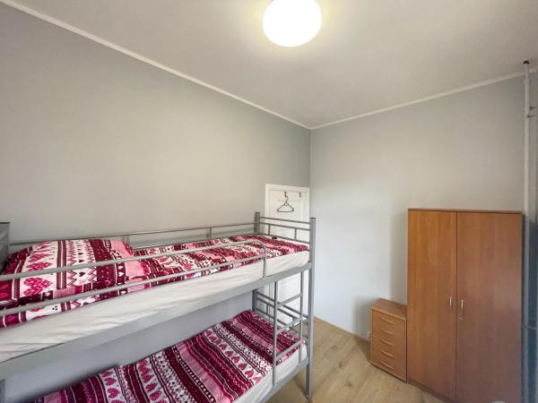 BP Hostel Gdynia : photo 8 de la chambre chambre quadruple Économique avec salle de bains commune