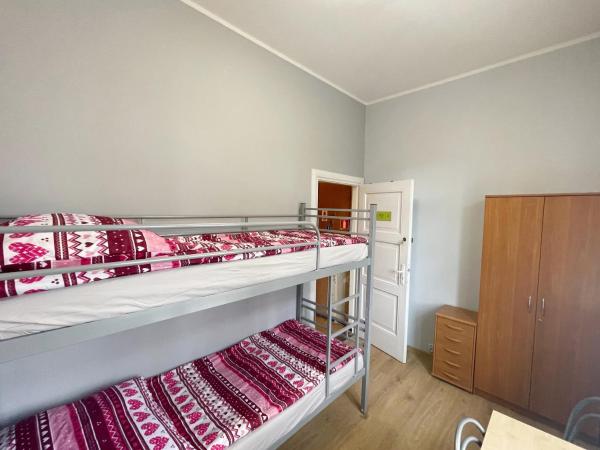 BP Hostel Gdynia : photo 9 de la chambre chambre quadruple Économique avec salle de bains commune