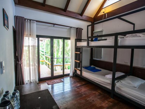 Phitharom PP Resort : photo 1 de la chambre chambre quadruple - lits superposés