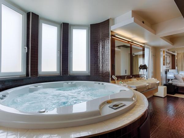 Damianii Luxury Boutique Hotel & Spa : photo 4 de la chambre suite de luxe avec spa - sauna privé et bain à remous intérieur et extérieur sur terrasse - vue sur mer