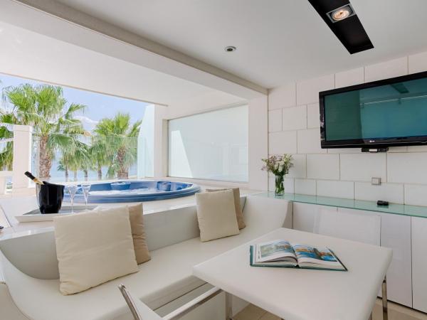 Damianii Luxury Boutique Hotel & Spa : photo 1 de la chambre suite de luxe avec spa et bain à remous intérieur et extérieur sur terrasse - vue sur mer
