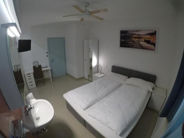Hotel San Carlo : photo 1 de la chambre chambre double Économique avec salle de bains et toilettes communes