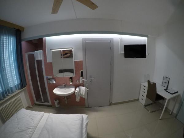 Hotel San Carlo : photo 3 de la chambre chambre double Économique avec salle de bains et toilettes communes