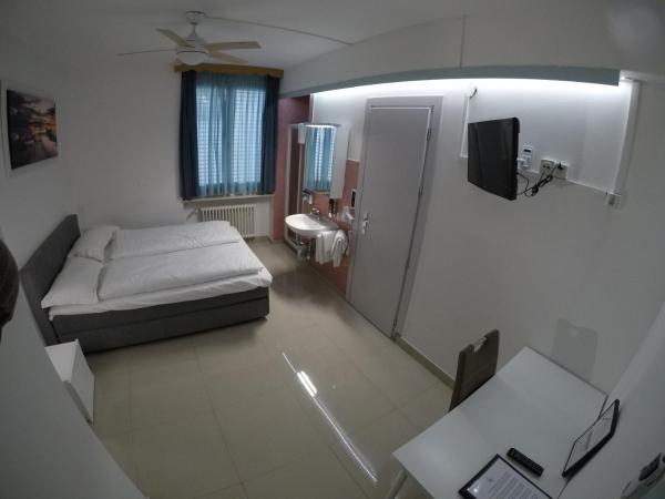 Hotel San Carlo : photo 4 de la chambre chambre double Économique avec salle de bains et toilettes communes