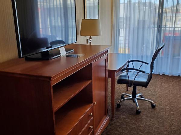 Royal Pacific Motor Inn : photo 2 de la chambre chambre lit king-size deluxe avec balcon