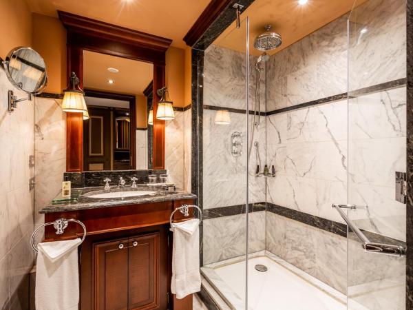 InterContinental Bordeaux Le Grand Hotel, an IHG Hotel : photo 3 de la chambre suite lit king-size avec bar à vin