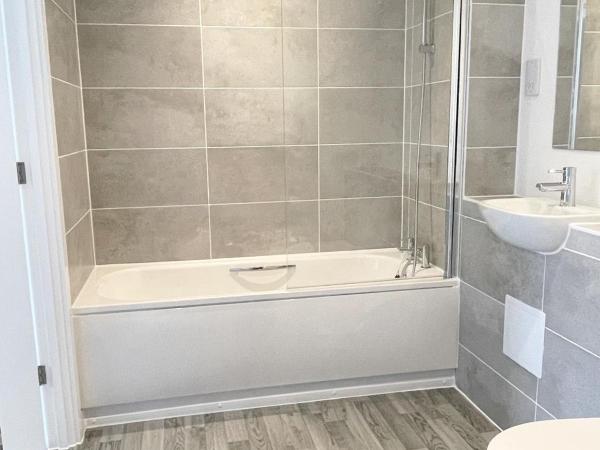 Modern House : photo 7 de la chambre chambre double avec salle de bains privative