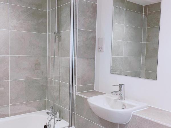 Modern House : photo 5 de la chambre chambre double avec salle de bains privative