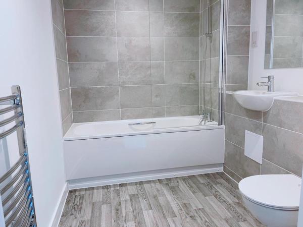 Modern House : photo 4 de la chambre chambre double avec salle de bains commune