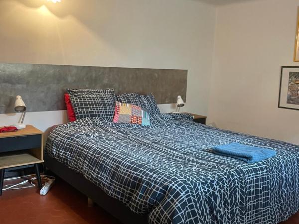 Villa Tricia Cannes : photo 2 de la chambre chambre lits jumeaux Économique avec salle de bains commune