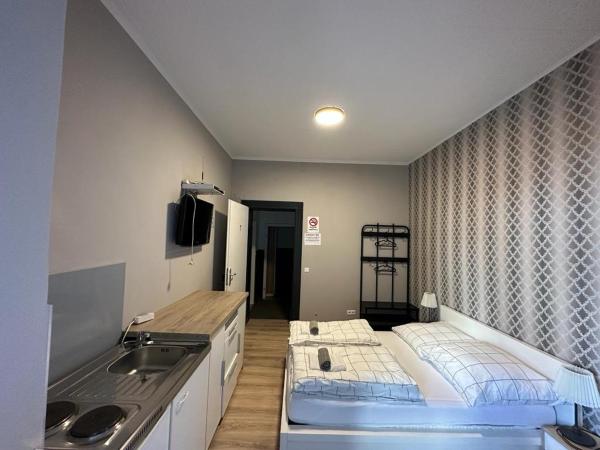 Eva's Hostel - Self Check-In & Only Private Rooms : photo 2 de la chambre appartement - vue sur jardin