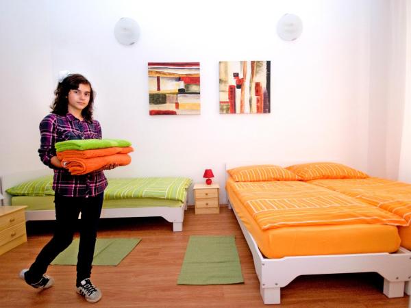 CentrÁlom Apartman : photo 2 de la chambre chambre familiale avec salle de bains