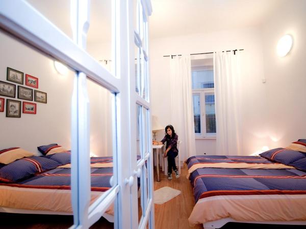 CentrÁlom Apartman : photo 4 de la chambre chambre familiale avec salle de bains