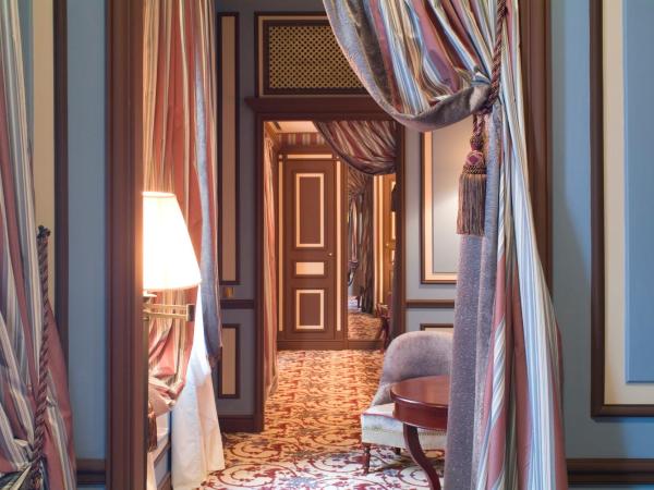 InterContinental Bordeaux Le Grand Hotel, an IHG Hotel : photo 4 de la chambre suite lit king-size avec bar à vin