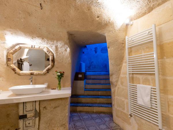 Thymus Residence nei Sassi : photo 4 de la chambre suite deluxe avec baignoire spa - troglodyte