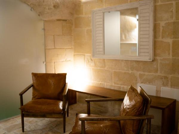 Thymus Residence nei Sassi : photo 10 de la chambre suite deluxe avec baignoire spa - troglodyte