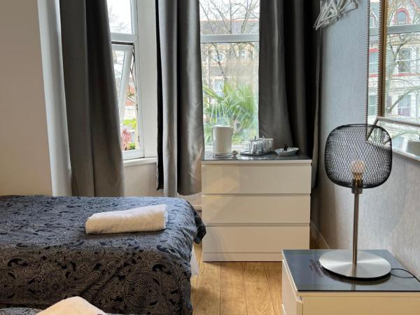 parklane guest house : photo 3 de la chambre chambre lits jumeaux avec salle de bains privative