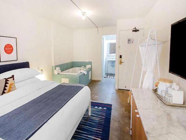Trumbull and Porter - Detroit Downtown : photo 9 de la chambre chambre lit king-size avec baignoire spa