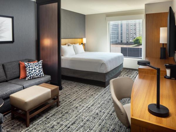 Hyatt Place Nashville Downtown : photo 9 de la chambre chambre lit king-size avec canapé-lit