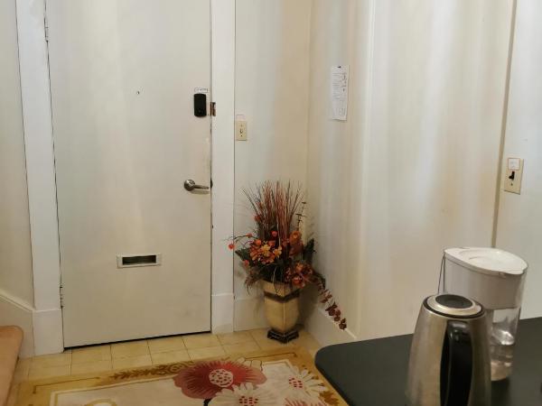 John's House in Vancouver West : photo 6 de la chambre chambre simple avec toilettes et douche communes