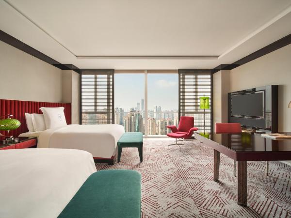 Regent Shanghai Pudong - Complimentary first round minibar per stay - including a bottle of wine - enjoy the internet without any pressure : photo 1 de la chambre chambre lits jumeaux supérieure - vue sur ville 