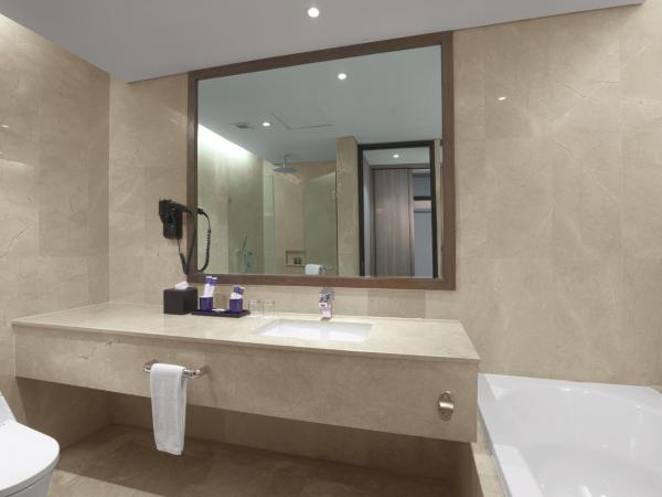 Aston Priority Simatupang Hotel and Conference Center : photo 4 de la chambre suite affaires