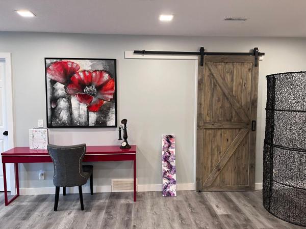 Calgary Elegant Best Garden Suite Close LRT&UC& Free Parking : photo 7 de la chambre chambre double avec salle de bains privative