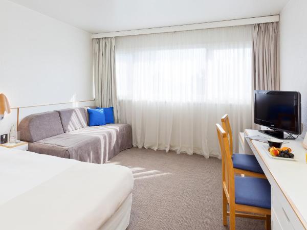 Novotel Macon Nord Autoroute du Soleil : photo 1 de la chambre chambre standard avec un lit double & un canapé-lit