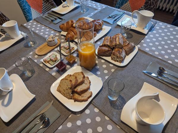 Anne et Stan - Chambres avec petit dejeuner - proche centre ville et circuit : photo 2 de la chambre chambre double avec salle de bains privative