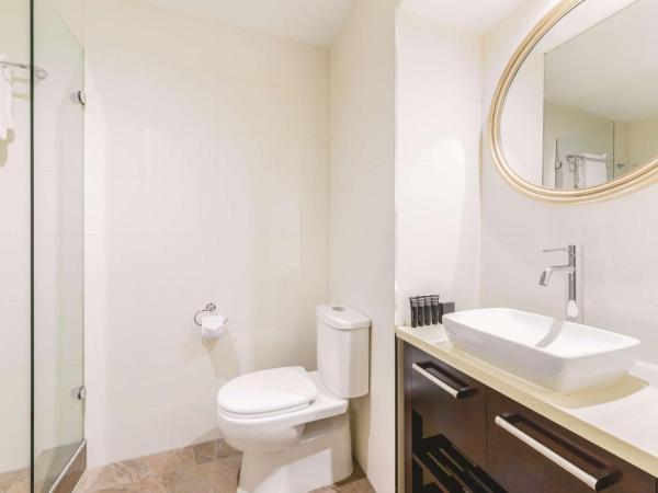 Rendezvous Hotel Melbourne : photo 2 de la chambre chambre lit king-size Édouardienne avec 2 cocktails en soirée