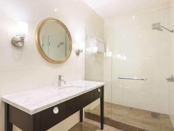 Rendezvous Hotel Melbourne : photo 4 de la chambre suite lit king-size fuller avec 2 cocktails en soirée