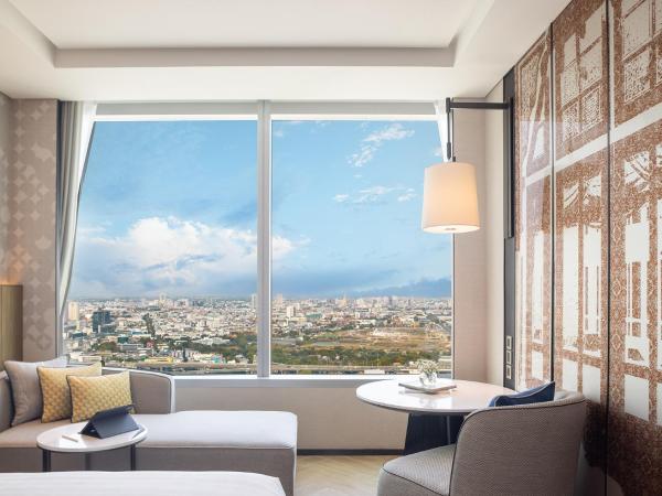 Eastin Grand Hotel Phayathai : photo 2 de la chambre hébergement deluxe avec accès au salon