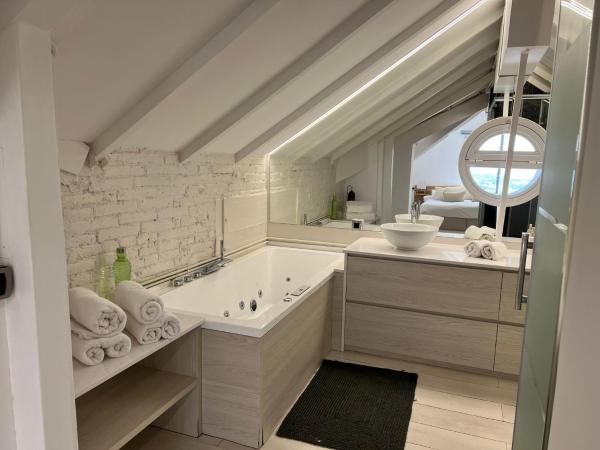 Aya House : photo 10 de la chambre suite avec jacuzzi