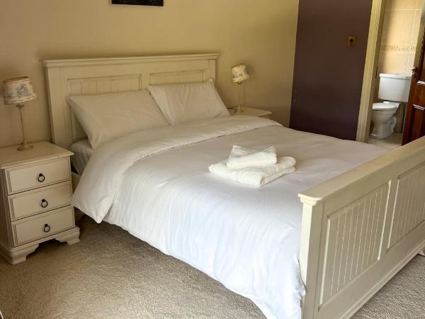 Taylors Hill Luxury Guest House : photo 2 de la chambre chambre lit king-size - vue sur jardin