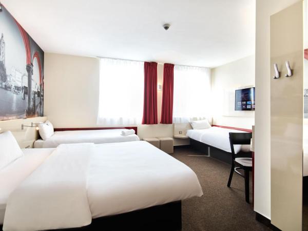B&B HOTEL Krakow Centrum : photo 4 de la chambre chambre quadruple