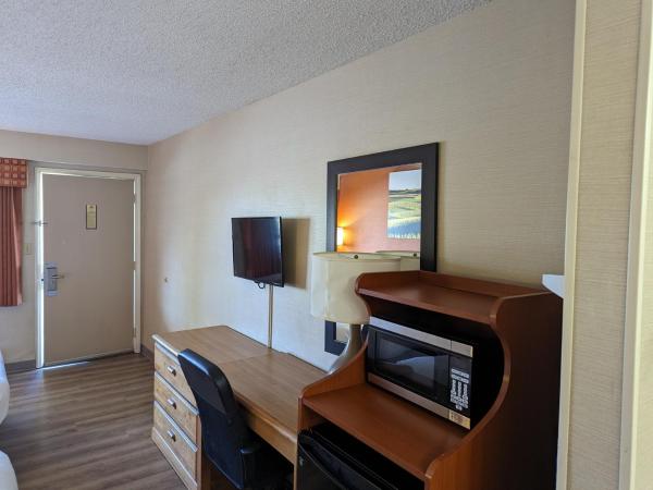 Days Inn by Wyndham Columbus Fairgrounds : photo 3 de la chambre chambre double deluxe avec 2 lits doubles - non-fumeurs