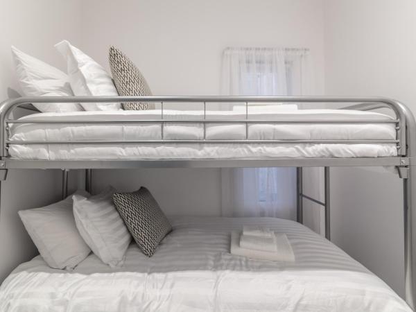 Parc Avenue Residences Mile End : photo 3 de la chambre appartement avec lits superposés - 201