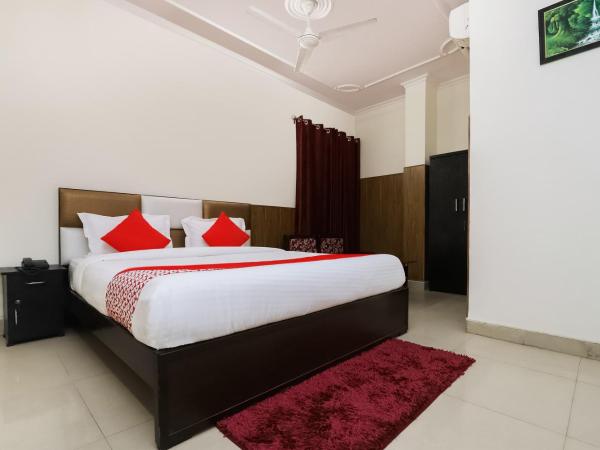 Collection O Ramji 7 Grand Near Tdi Mall : photo 1 de la chambre chambre triple classique