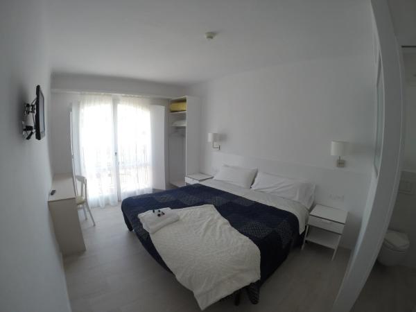 Hostal Marina Cadaqués : photo 8 de la chambre chambre double deluxe avec balcon - vue sur mer