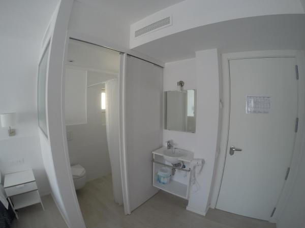 Hostal Marina Cadaqués : photo 5 de la chambre chambre double deluxe avec balcon - vue sur mer