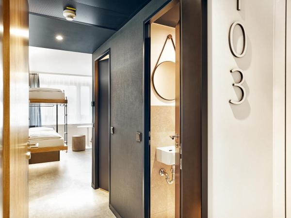 H2 Hotel München Olympiapark : photo 2 de la chambre chambre quadruple confort