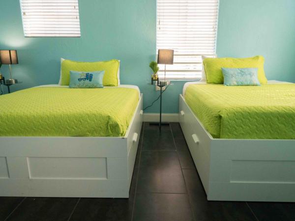 Beds n' Drinks : photo 1 de la chambre chambre avec 2 grands lits queen-size