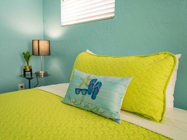 Beds n' Drinks : photo 2 de la chambre chambre avec 2 grands lits queen-size