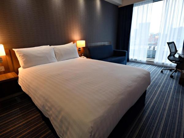 Holiday Inn Express Manchester City Centre Arena, an IHG Hotel : photo 7 de la chambre chambre double avec canapé - vue sur ville