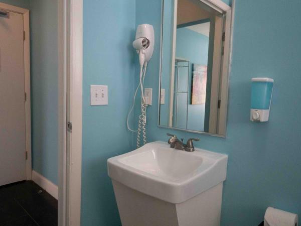 Beds n' Drinks : photo 5 de la chambre chambre avec 2 grands lits queen-size