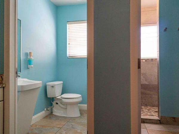 Beds n' Drinks : photo 8 de la chambre lit simple dans dortoir pour femmes de 8 lits