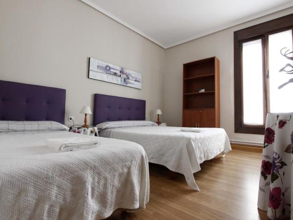 Pension Loinaz : photo 1 de la chambre chambre triple avec salle de bains commune