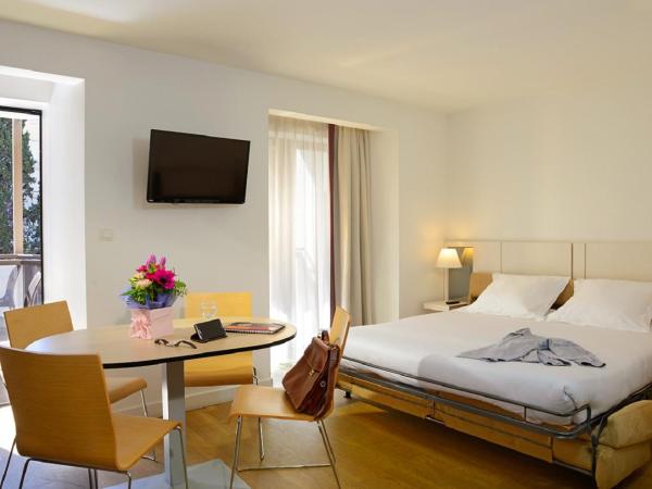 Résidence Residéal Premium Cannes : photo 2 de la chambre studio - côté jardin (2 adultes + 2 enfants)